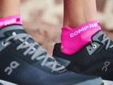 Compressport Pro Racing Socks v4.0 Run Low - hot pink/summer green